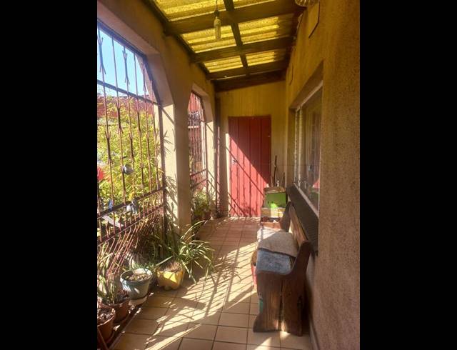 4 BEDROOM HOUSE FOR SALE IN BEZUIDENHOUT VALLEY